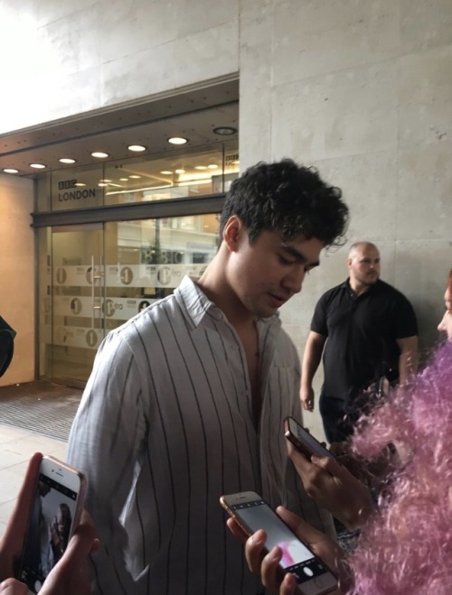 morehood:Calum in this white striped shirt will be the dEATH of mE
