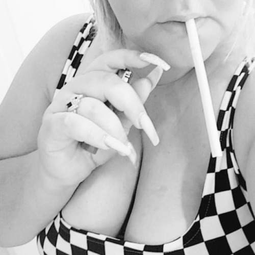 mrslongnails: #smokinggirl #cigarette #vs120s #virginiaslims #checkered #smokingwww.instagra