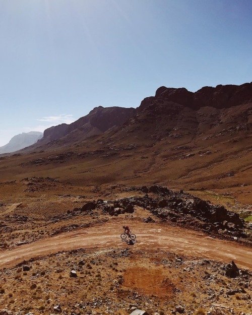 imbrazodehierro:DAY 2 of the TITAN DESERT 2018, DONE. BTW, @rideamongthegiants here are some giants 