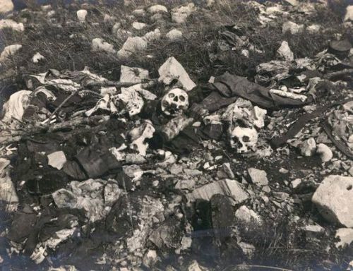 greatwar-1914:Dead men, Italian front. The frozen corpses of Austro-Hungarian and Italian soldiers a