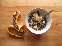 garden-of-vegan:banana topped with peanut butter and dark chocolate chips, muesli with banana, blueberries, chocolate chips,  and vanilla soy milk