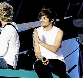 poweredbylouis:  Who could wave cuter  Cutie pie