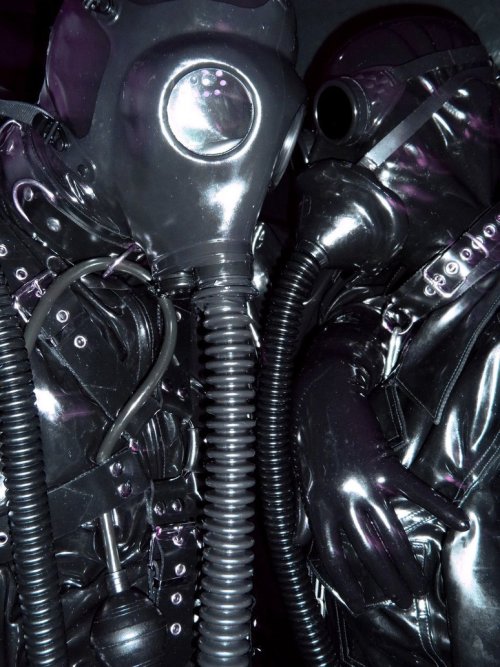 rubbermayhem:  I love horny breathing gear. 