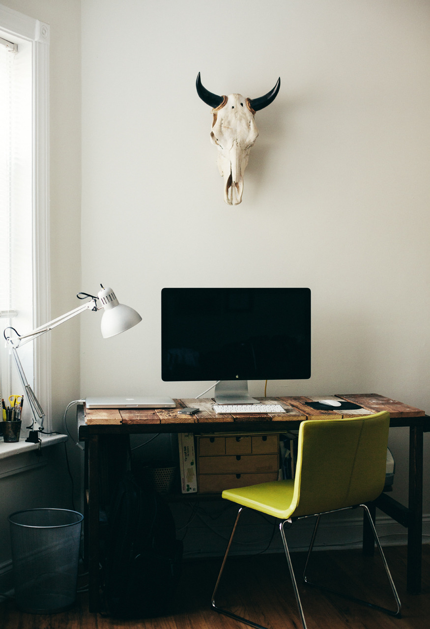 I like how the lamp is mounted on the window ledge and not on the actual desk. Uncluttered.