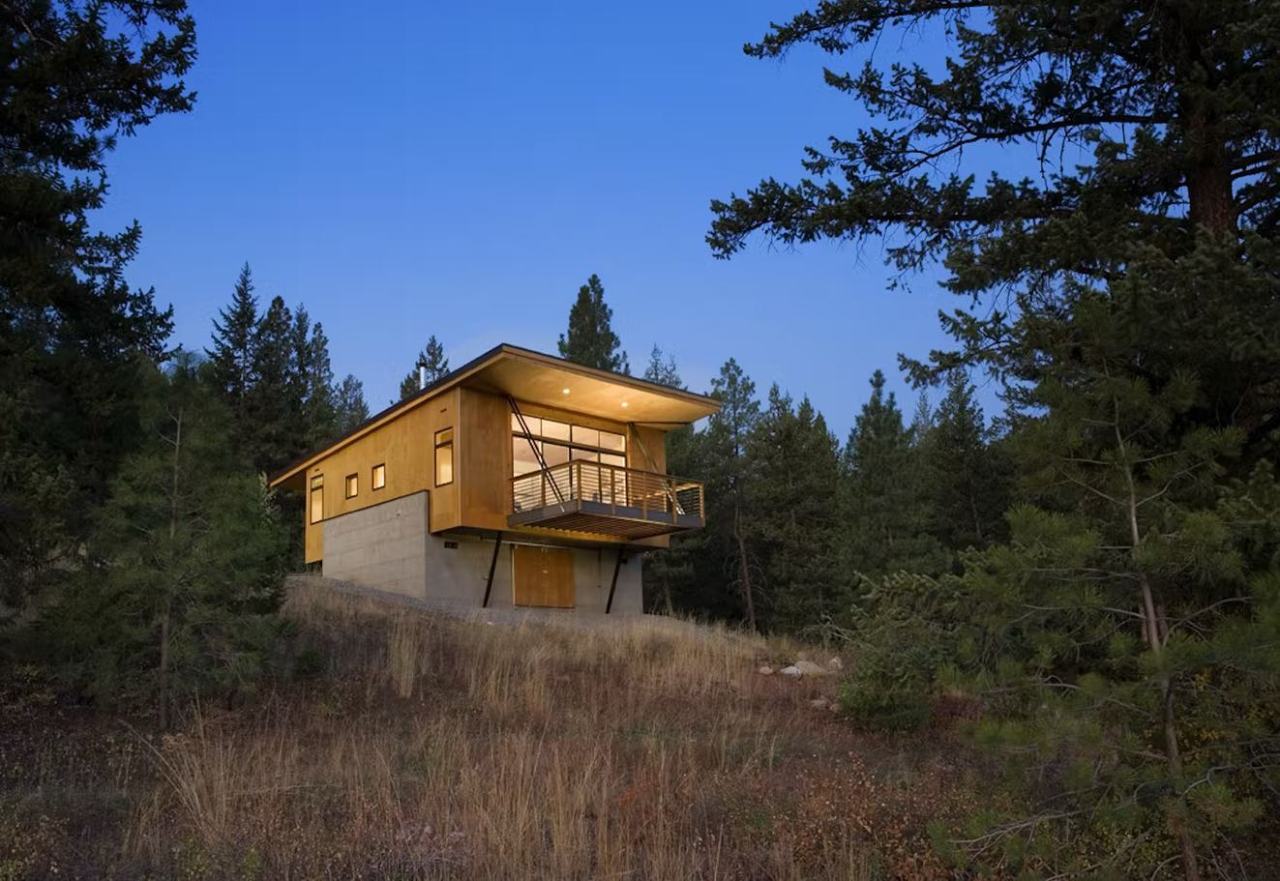 An 850 square-foot year-round cabin in the Cascade Mountains Designed by @pbwarchitects Photographs by @stevekeating64 More photos on @cabinporn.