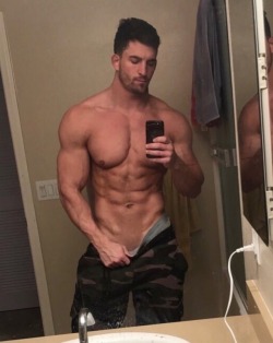 sirjocktrainer:  Flexing and showing off