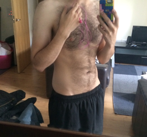 shrugging:  If i suck in my belly and tense it looks like i go to a gym a bit 
