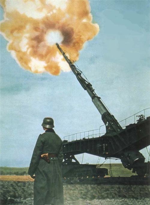 a-snipers-haven:  lokimzh:  jocjimenez21:  who knows the name of the artillery gun?  21 cm Kanone 12 in Eisenbahnlafette (21 cm K 12 (E))  Huge…