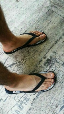 fuckyeahcandidmalefeet:  I have no words 😍