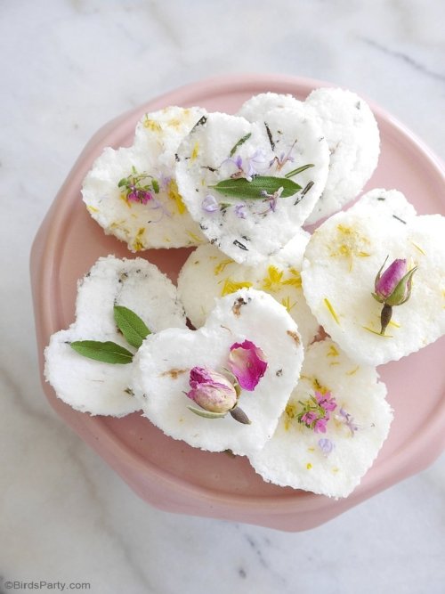  DIY Scented Bath BombsWe’re starting our week with a super fun and gorgeously fragrant DIY.