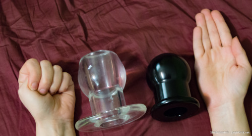 sheilastretch:  This right here is my daily-wear plug ;)Full-sized pictures can be found over on /r/HoleWreckers  Her DAILY WEAR plug - with a tunnel wide enough to fit most hard cocks in. 