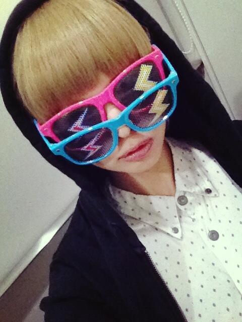 funkyfunx:  Twitter / mogatanpe: ピンクはライブ会場限定、ブルーはネット販売限定の神サングラス