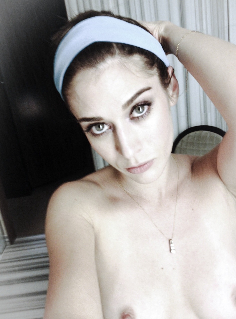 celebstarnude:  Lizzy Caplan