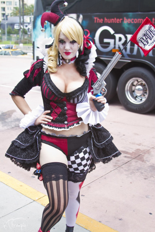 dinolazar:  holybazookas:  My Harley Quinn costume that I handmade for my first Comic-Con! I wanted it to be something special! <3  Oh! I think Philip DeFranco talked about you on his show!