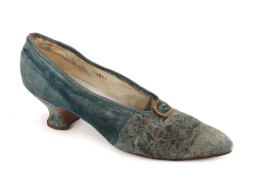 Dark emerald gold printed velvet pumps, decorated with a small yellow metal buckle.Great Britain1920