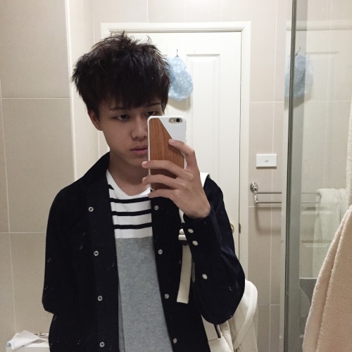 umedesu:  bathroom selfies