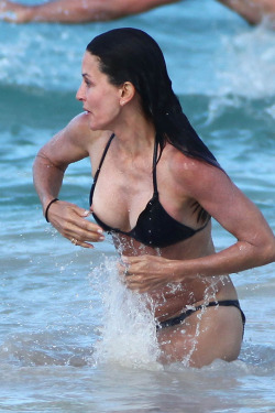 celebritiesuncensored:Courtney Cox Nipple