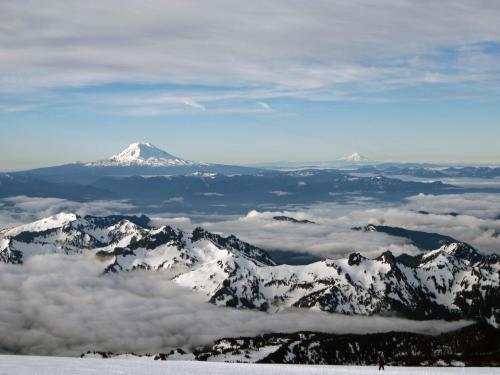 oneshotolive:  [OC] Mt Adams and Mt Hood from my Mt Rainier climb (4000x3000) 📷: av8er1978 