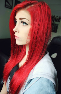 pbhayden:  sara-meow:  lostcore:  Rainy days are the best for selfies (ﾉ◕ヮ◕)ﾉ*:･ﾟ✧  How can someone’s face be so perfect?!   Real life Ariel. 