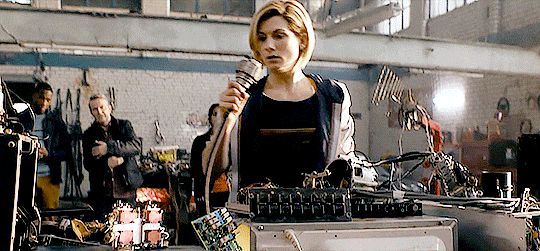 gay-for-thirteen: thirteenstardisfam: Thirteen + rolled up sleeves in 11x01 This was such a look