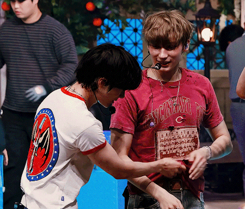 (250502) Beomgyu Showing Off Kai's Stomach