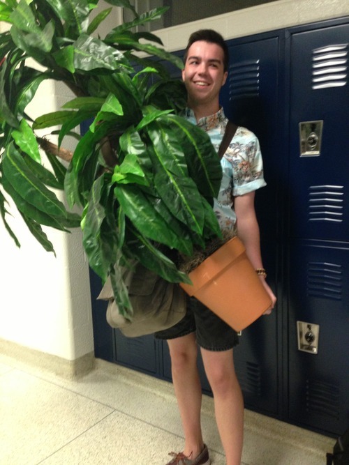 hashtaq-omg:   hashtaq-omg:  So my friend walked up to my locker carrying a corn plant and then proceeded to walk around school with it because he had to find the teacher that he brought it to school for.   OMG AND NOW HE TWEETED THIS  