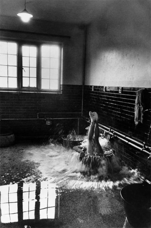 undr:  Cornell Capa Winchester College, Winchester. Early morning cold baths. 1951