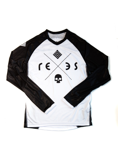 betty-style: Betty’s latest mom / son collar just hit the online store. The men’s REES Simple Jersey