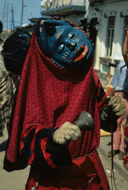 ukpuru: Egungun wearing Ibibio mask with Yoruba scarification marks, Lagos, 1977. [Interesting].