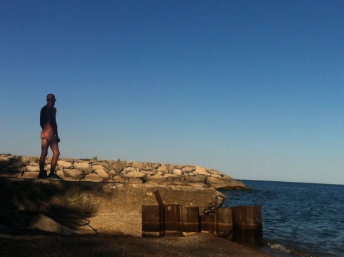 yoloswagto: Fuckin’ Beach Bum Trash! 