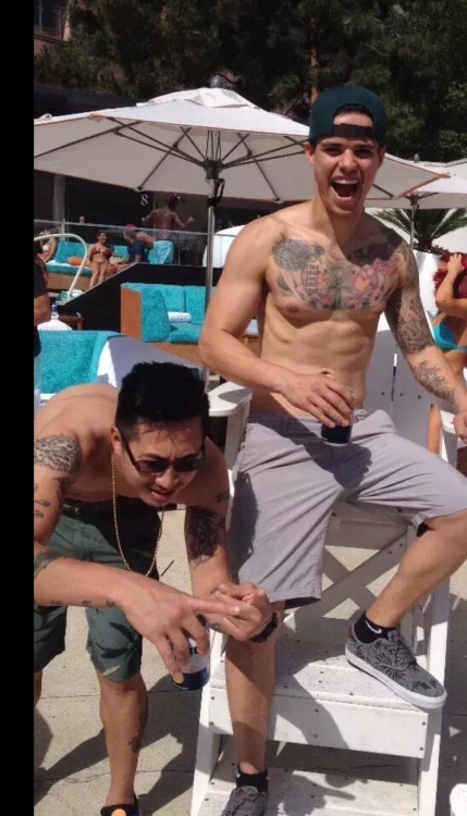 fotosgaysincensura:  Heterito engañado  Aquí les dejo este machito con buen cuerpo y una esquicita verga cabezona para pasarle la lengua mmmm   Rebloguea para más 