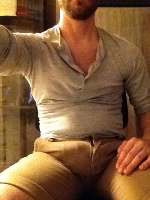 realmenstink:  southerncrotch:  Yowza! &frac12;  SOME PACKED KHACKI SHORTS !!!