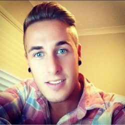 motdrobert2:  Follow me for Hot Guys, Str8