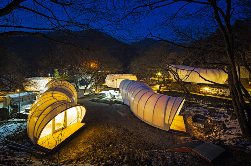 kiltedfilth:  lonelylove4:  hotlearningwife:  conflictedintrovert:  slutmau5:  mr-mrs-insatiable:  jebiga-design-magazine:  —> NEW! Doughnut Shaped Tent  OMG.   Let’s go CAMPING…  This is a very interesting design. I’m not really a “camping”