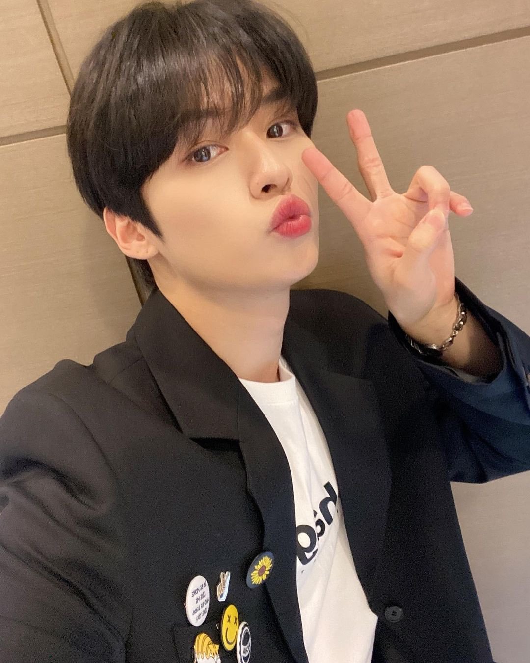 Taek-Jae-Jin Biased — Lee Know (Stray Kids) Kiss The Radio Selcas