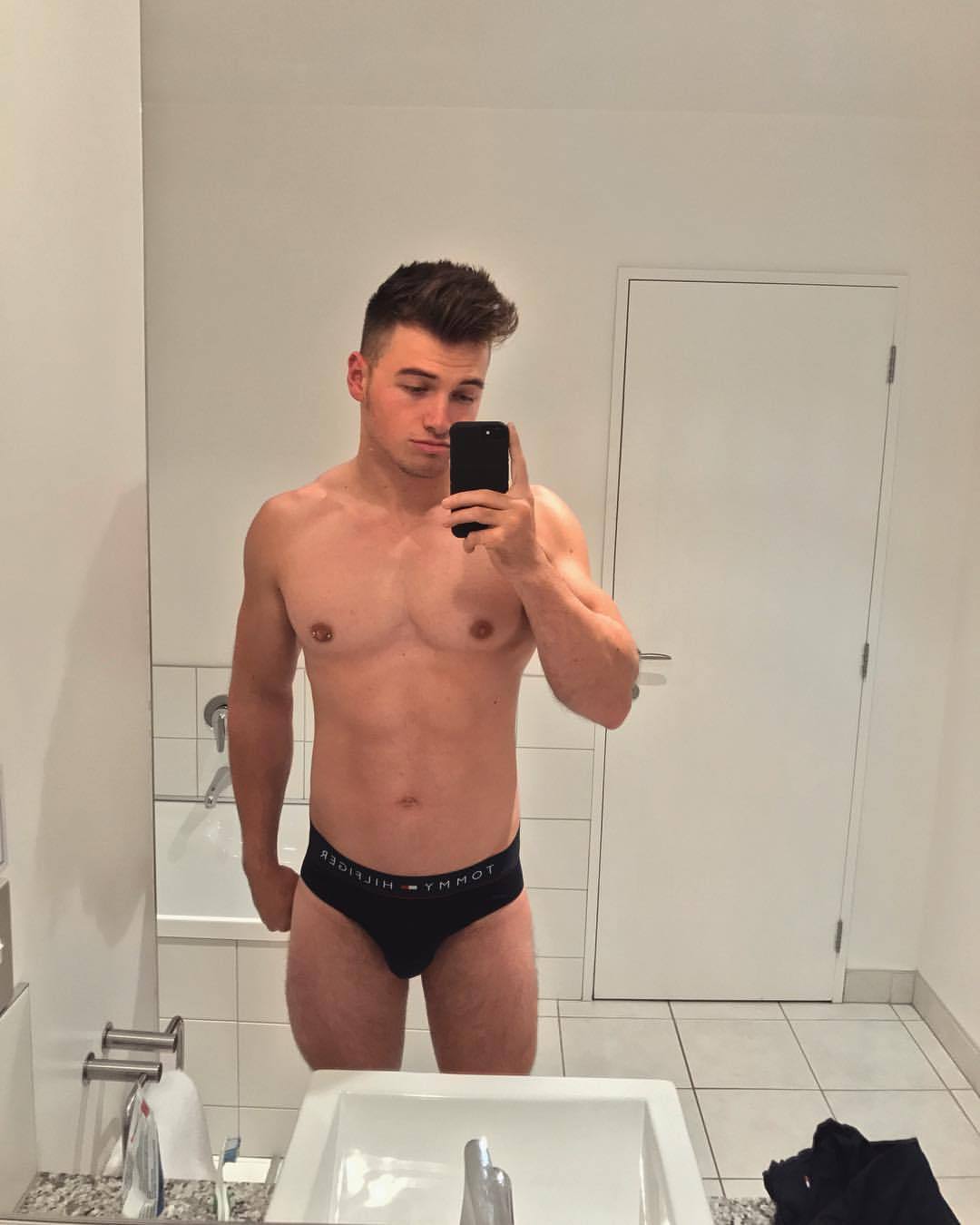 maxsmall:Reminiscing on the days when I was relatively hairless 😜💪🏽 don’t