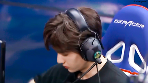 Electronic sports  ·  Yibo   Cr: 失眠樂譜王一博 · Wang Yibo · หวังอี้ป๋อ · 왕이보 · ワンイーボー · VươngNhấtBác · @y