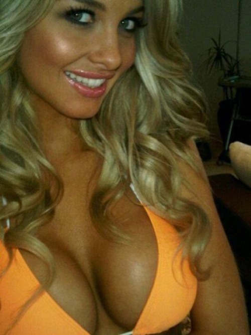 girlswithbigassets:  For more girls with big assets go to http://fotozup.com. Check the “For Guys” section.