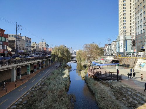In Seoul, There Are Walkways And Bicycle Paths Along Most Rivers And Streams. This Is An Advantage Of