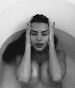 candy-girlz:  Emily Ratajkowski in the tub &lt;3 