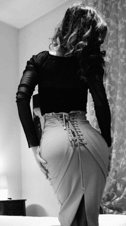 pretty-withasideof-slut: kinkybitchkat: ⚡️❤️⚡️ Love. This. Skirt. Very sexy