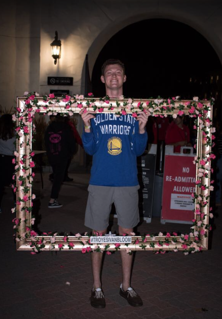 We’ve had this cute lil Bloom frame with us at some of the tour stops so I thought I’d share some photos of you guys with it!