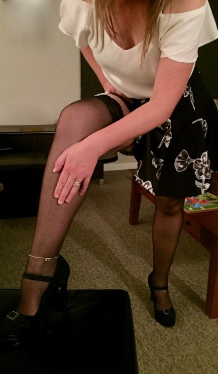 sexy-jewels: sophiaandseb: One last shot of Sophia before she goes out to play. Anklet in place. I l