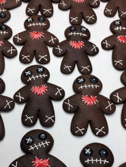 scaryplanet:This year try making some dead gingerbread men for your party! A great fun and spooky treat to add on the menu! 🎃🕸🕷👻