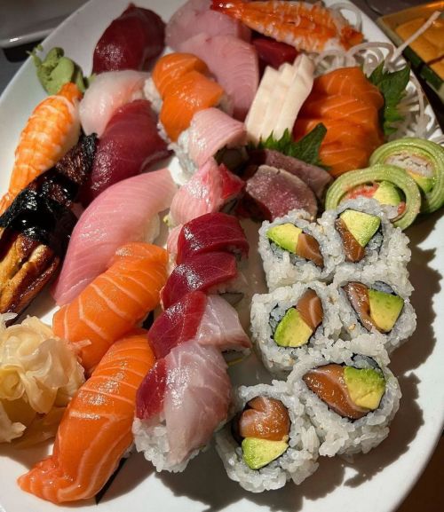 ☺️ from Instagram: @lifoodiefun Tag a sushi loving buddy that you would love to share this with! 