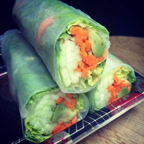 #rawfood #luch #asainwrap #healthyfoodshare #carrots #avocado #cucumber #romaine #ricewraps #love #t