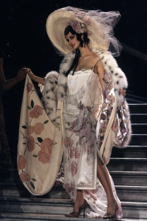 mote-historie: John Galliano for Christian Dior, Haute couture, Spring Summer Collection, 1998. Trib