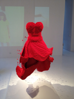 legozz:  LEGO Dress @ Nathan Sawaya’s sculpture in Avant Gallery, NYC in the “In Pieces” exhibit (by TK-5487)