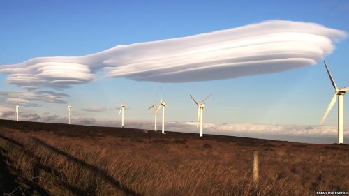 coolthingoftheday:Different types of clouds.1. Mammatus clouds2. Roll clouds3. Lenticular clouds4. Cumulus clouds5. Asperatus clouds6. Polar stratospheric clouds