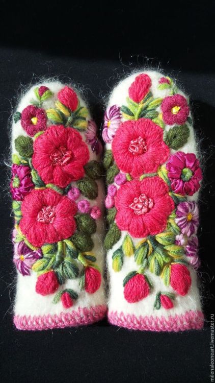 As winter is coming soon, I thought this was a pretty pair of mittens.  It’s actually for sale here: